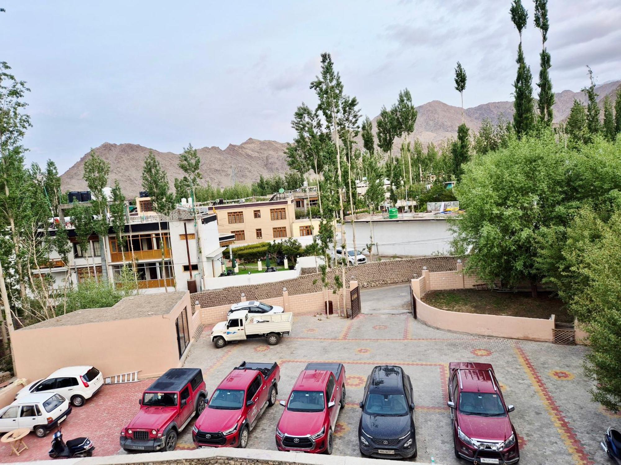Hotel Palam Hills Leh Exteriör bild